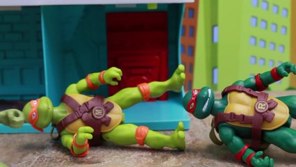 Teenage Mutant Ninja Turtles Spittin' Raphael Giant Robot Spills Oil on Triceraton and Slash Mutants-8eXUy