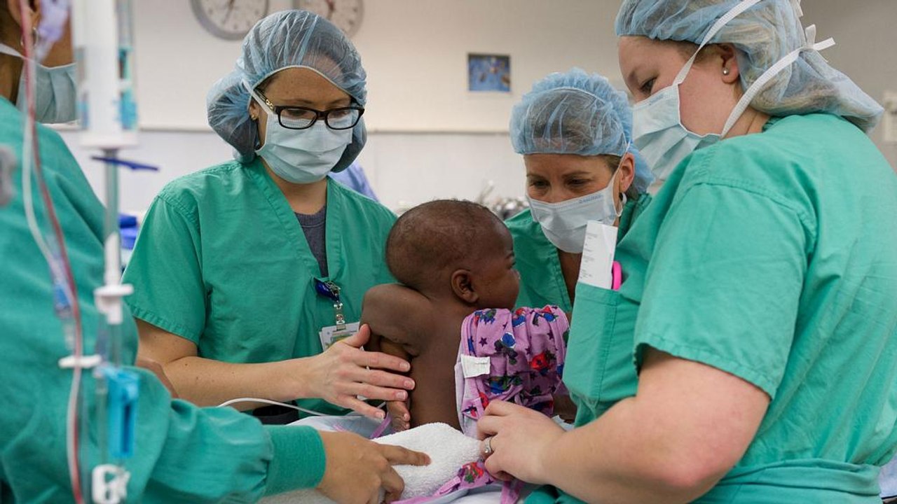 Baby befreit: US-Ärzte entfernen überzählige Beine