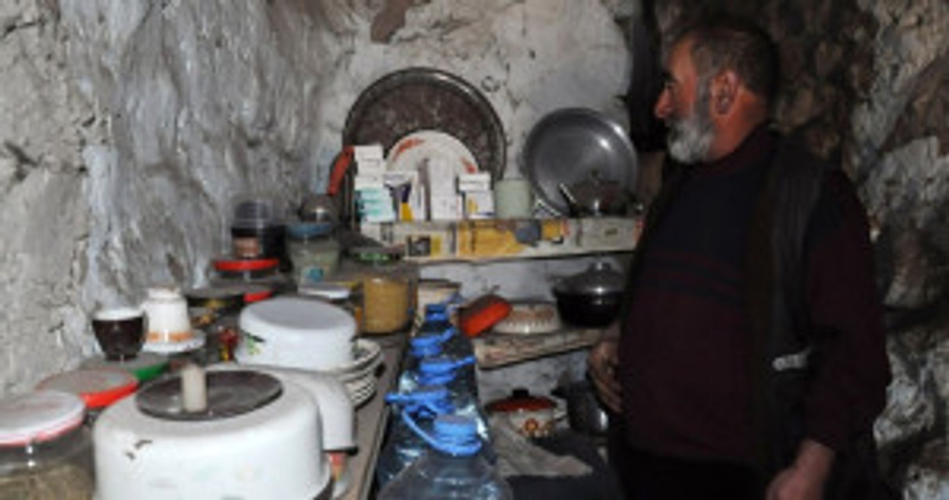 Kars'ta Kalp Hastası Yaşlı Adam Mum Işığında Yaşam Mücadelesi Veriyor