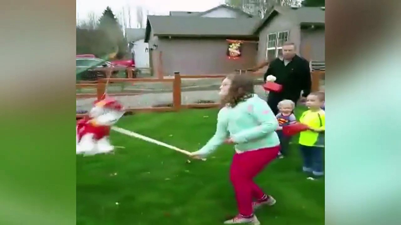 Ce bébé est mort de rire quand sa soeur essaie de casser la pinata
