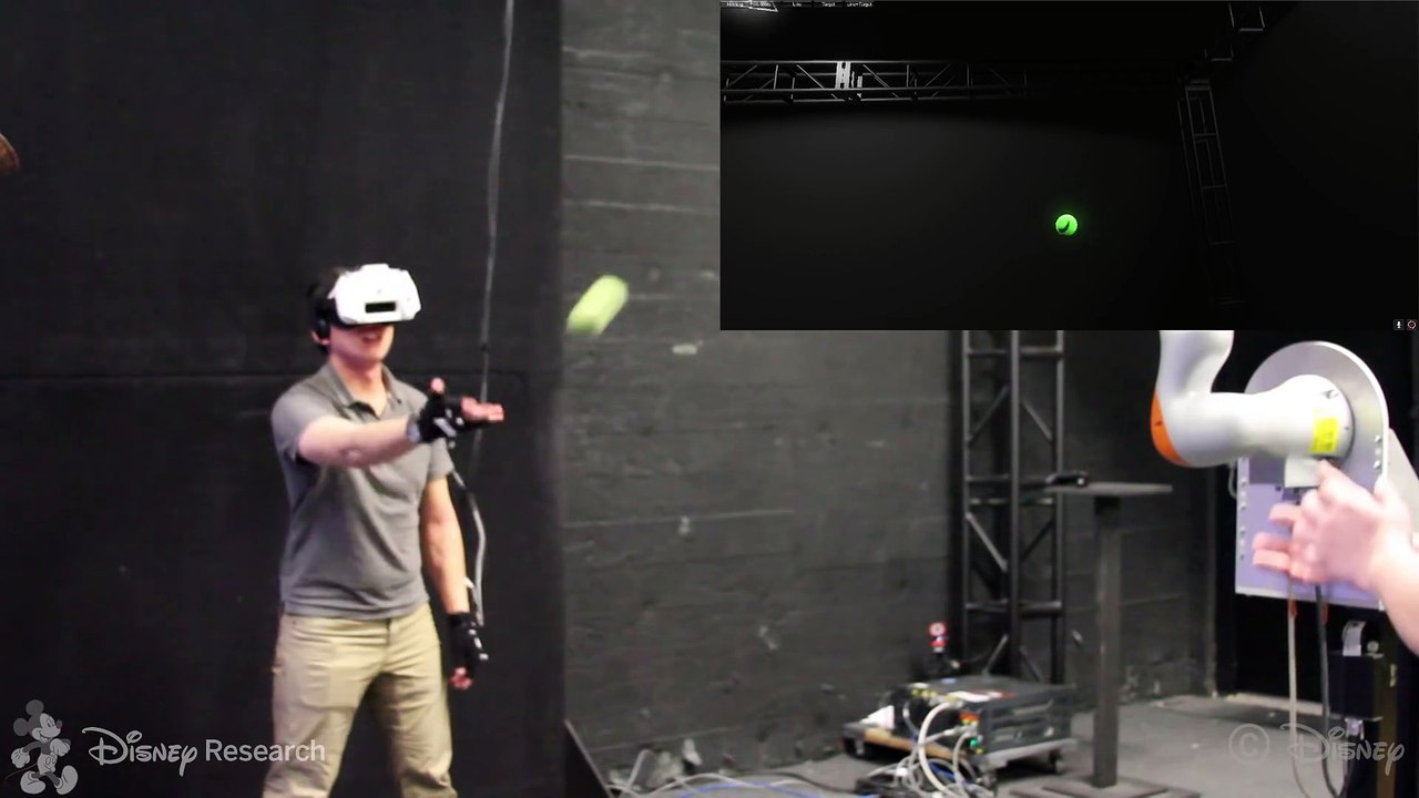 Il attrape une vraie balle mais en réalité virtuelle