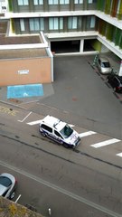Quand la police oublie le frein à main... FAIL