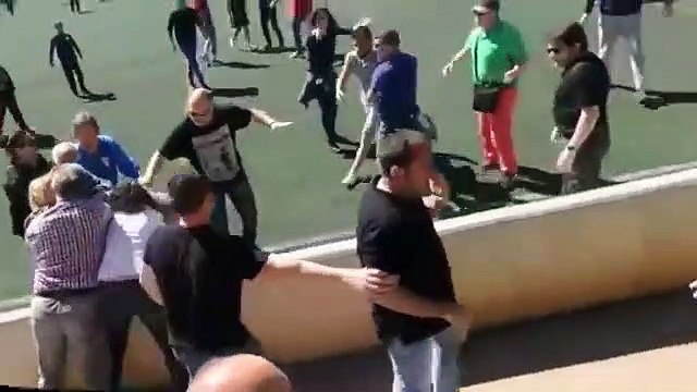 Bagarre générale entre parents pendant un match de foot...
