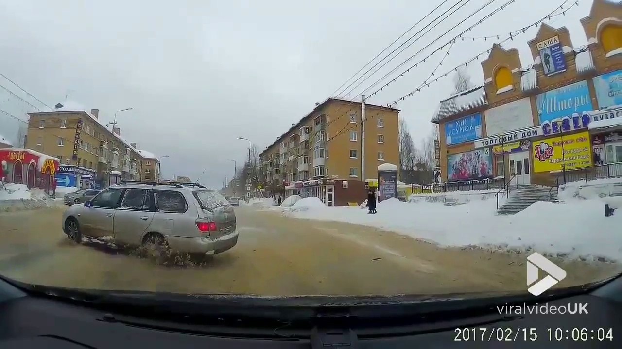 Une voiture perd le controle sur une route glissante