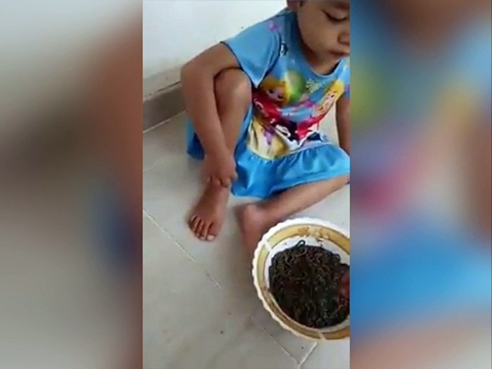 Un enfant mange des vers vivants !