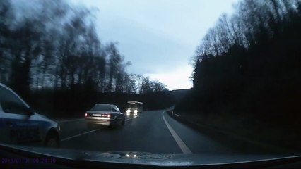 En fuite avec son Audi, il tente d'éjecter la police mais s’envoie dans le décor tout seul.