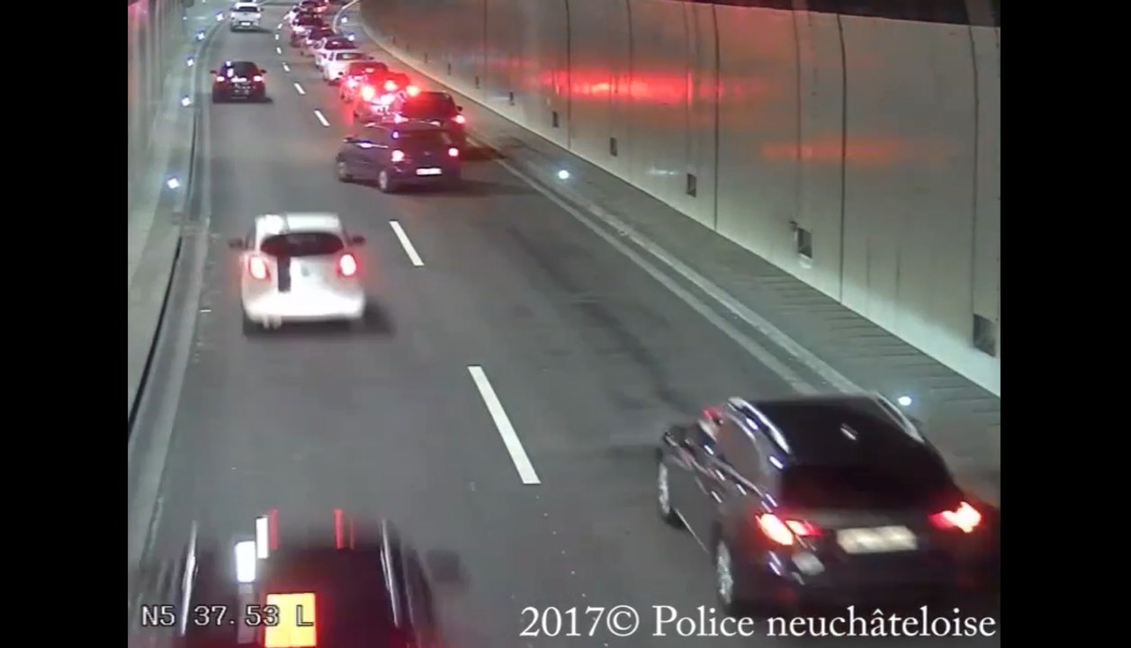 Une voiture tente de doubler sans regarder.