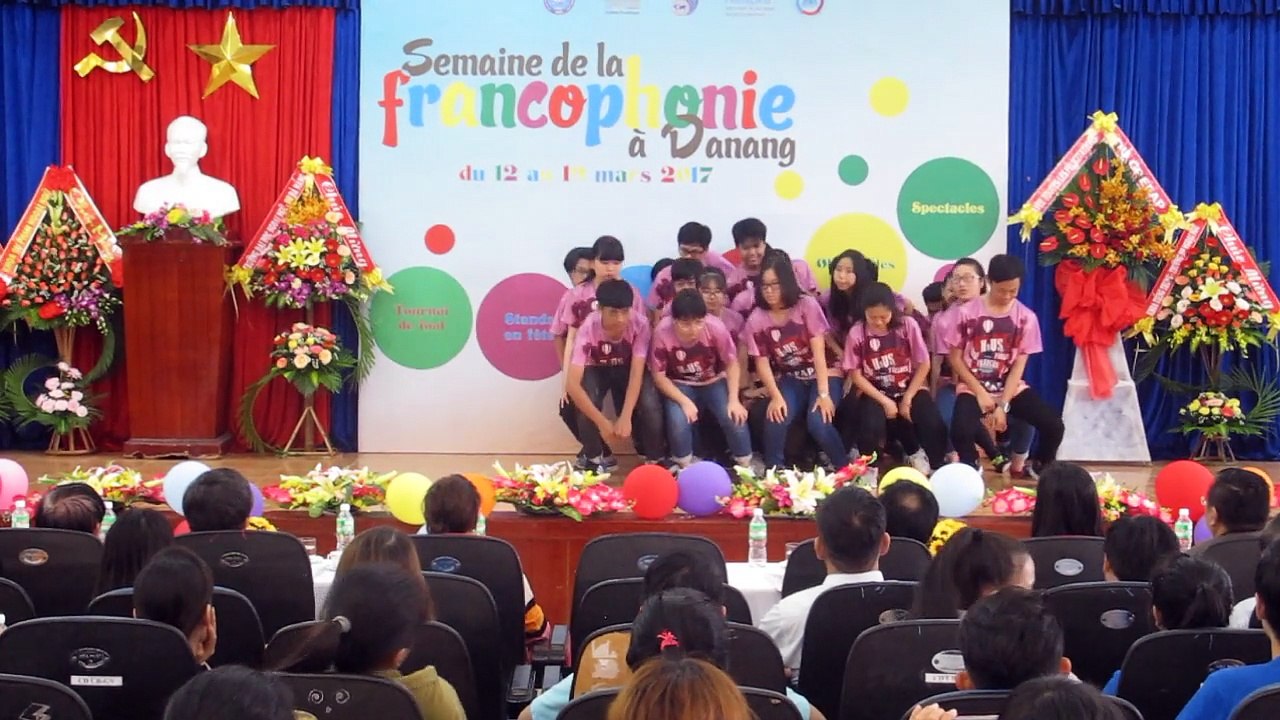 Fête de la francophonie 2017 à Danang au Vietnam : danse des élève du collège Trung Vuong