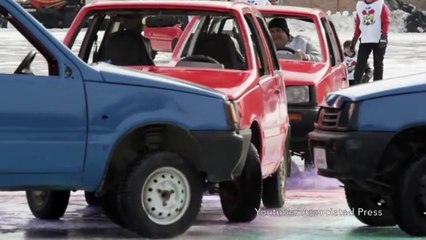 Des russes font du curling avec des voitures