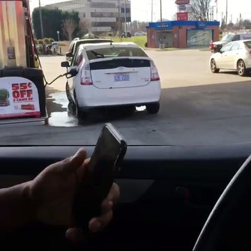 Faire le plein d'essence à côté de sa voiture.. FAIL !!