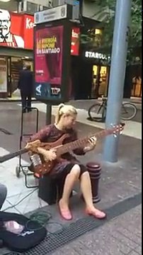 Cette femme joue de la basse comme une déesse dans la rue