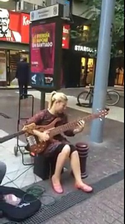 Cette femme joue de la basse comme une déesse dans la rue