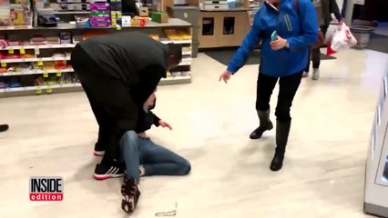 Ce vendeur plaque une voleuse en attendant les flics !