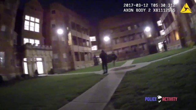 Ce policier filme une fusillade blessé au sol avec son gun !