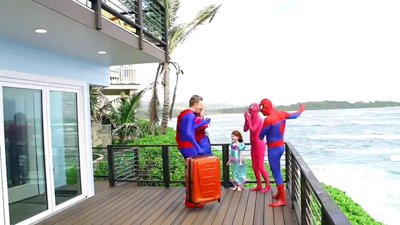 ❄️Frozen Elsa vs Superman! Elsa steps on superman Frozen Anna Pink Spidergirl Superhero Co