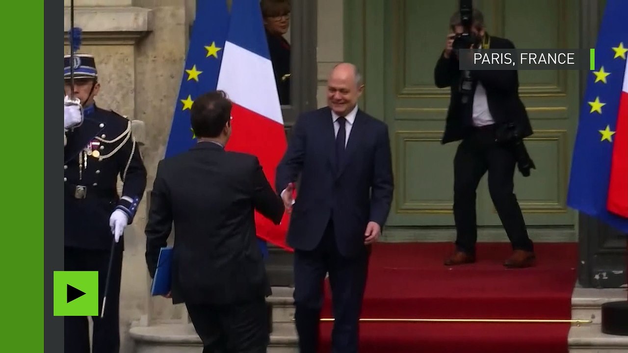 La passation de pouvoirs entre Le Roux et Fekl, ancien et nouveau ministres de l’Intérieur