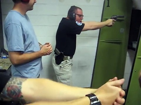 Un instructeur de tir se loupe avec son arme pendant un cours !