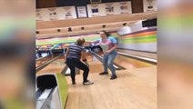 Elle se fait gifler en jouant au Bowling.
