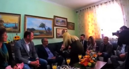 Rama mrekullohet nga vajza e vogël