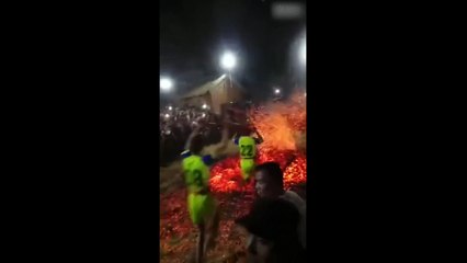 Download Video: Vous serez ébahis en voyant ces Indiens marcher et courir à pieds nus sur du feu