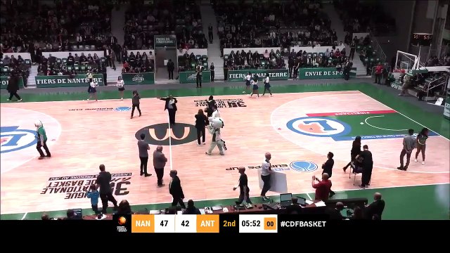 Dimitri Szarzewski marque aussi un panier du milieu du terrain