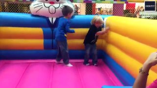 В помещении детская площадка Семья весело играть Площадь для Дети гигант надувной слайды Дети играть цент