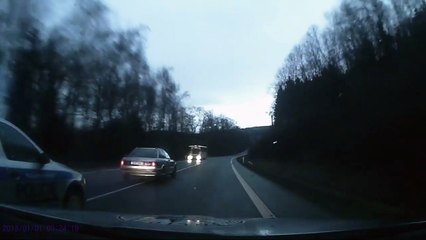 La police tchèque stoppe violement une voiture pendant une course poursuite