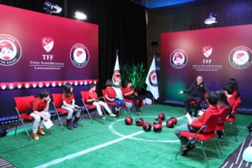 Çocuklar Fatih Terim'i Terletti