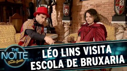 Léo Lins visita escola de bruxaria do Brasil