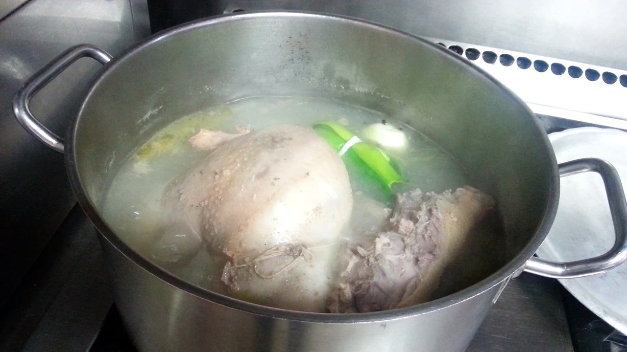 Poule au pot en cuisson