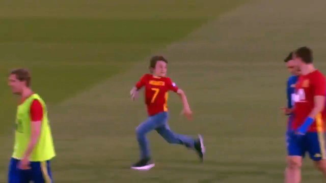 Morata fan interrupts Spain training session for autograph / 2017