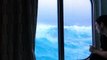 Відео. Пасажири 18-палубного круїзного лайнера «Anthem of the Seas», який потрапив у шторм, зняли 9-метрові хвилі, які б