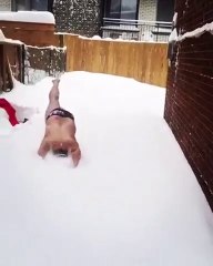 Il se jette en maillot et nage dans la neige à Montréal!