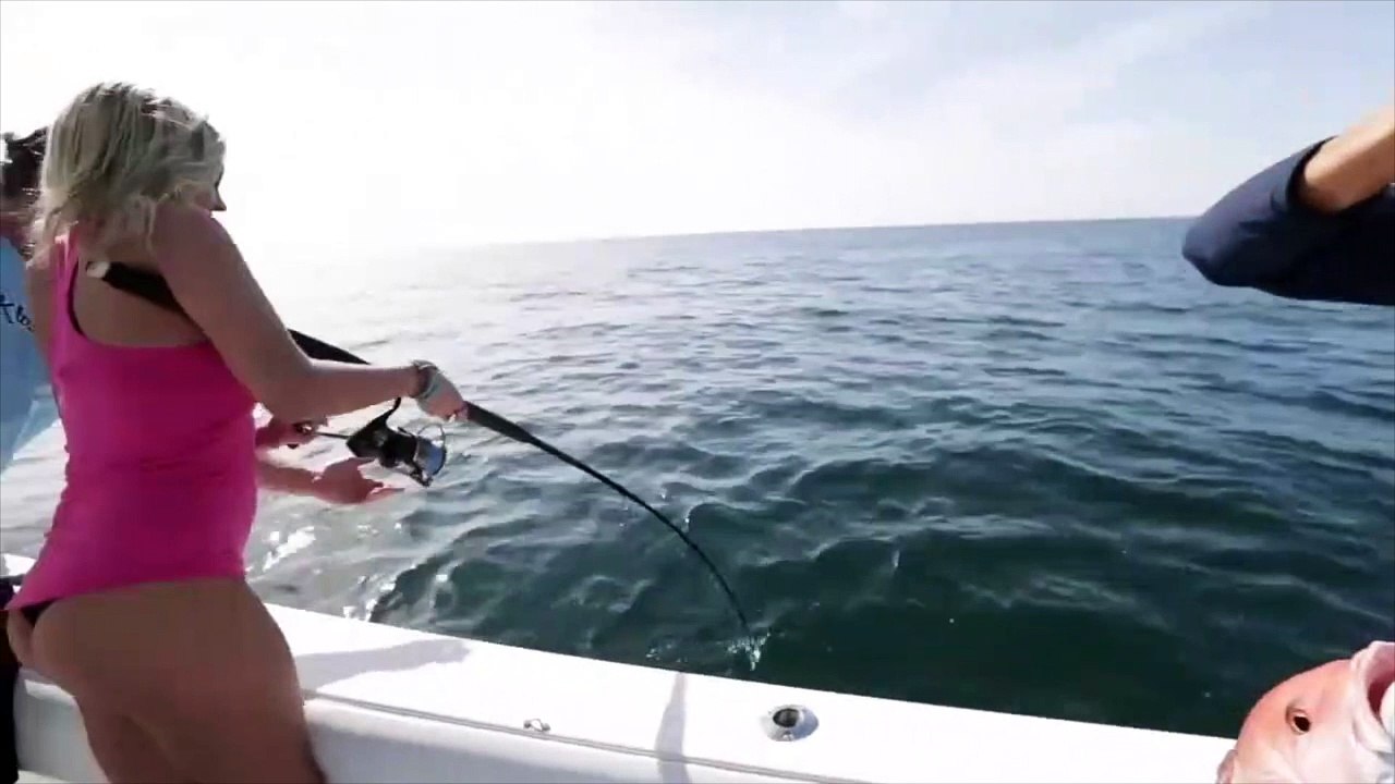 Cette jolie fille en petite tenue apprend à pêcher !