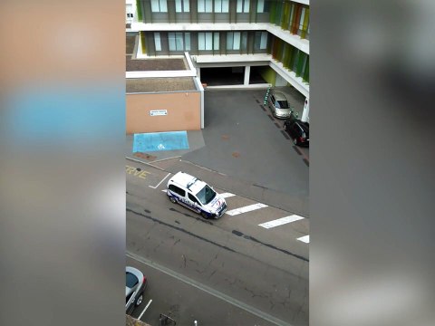 La police oublie de mette le frein à main, la voiture s’encastre dans un véhicule stationné !