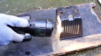 Dünyanın En Güçlü El Feneri iPhone 7'ye Karşı