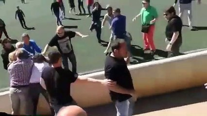 Download Video: Une bagarre générale entre parents lors d'un match de jeunes