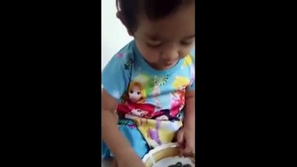 Une mère fait manger des asticots vivants à sa fille