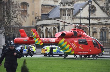 Londres : Un hélicoptère a atterri dans le parc du parlement pour soigner les blessés
