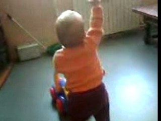 lucie avec son trotteur