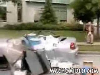 Chute de chargement d'une grue, pauvre kiki (pub?)