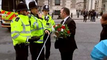 Des fleurs déposées près du palais de Westminster, en hommage aux victimes de l'attentat de Londres