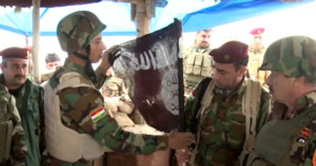 Barzani'nin Peşmergelerinden Biri DEAŞ'ın Bayrağını İndirdi