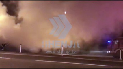 Autobusi përfshihet nga flakët