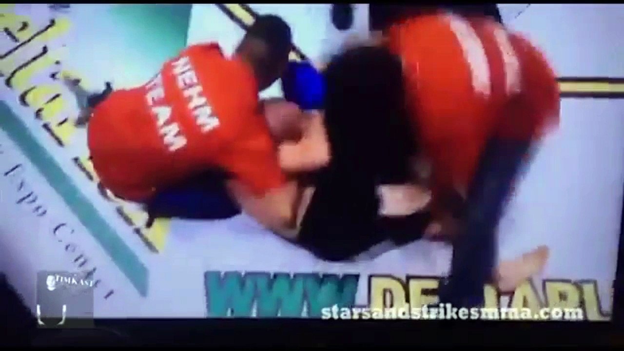 Lutador vai para cima do juiz depois de perder combate