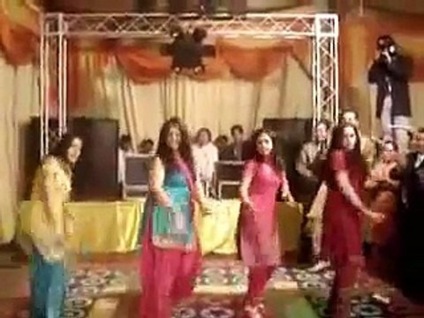 mehndi dance Pakistani wedding girls amazing Bhangra performance on bollywood song