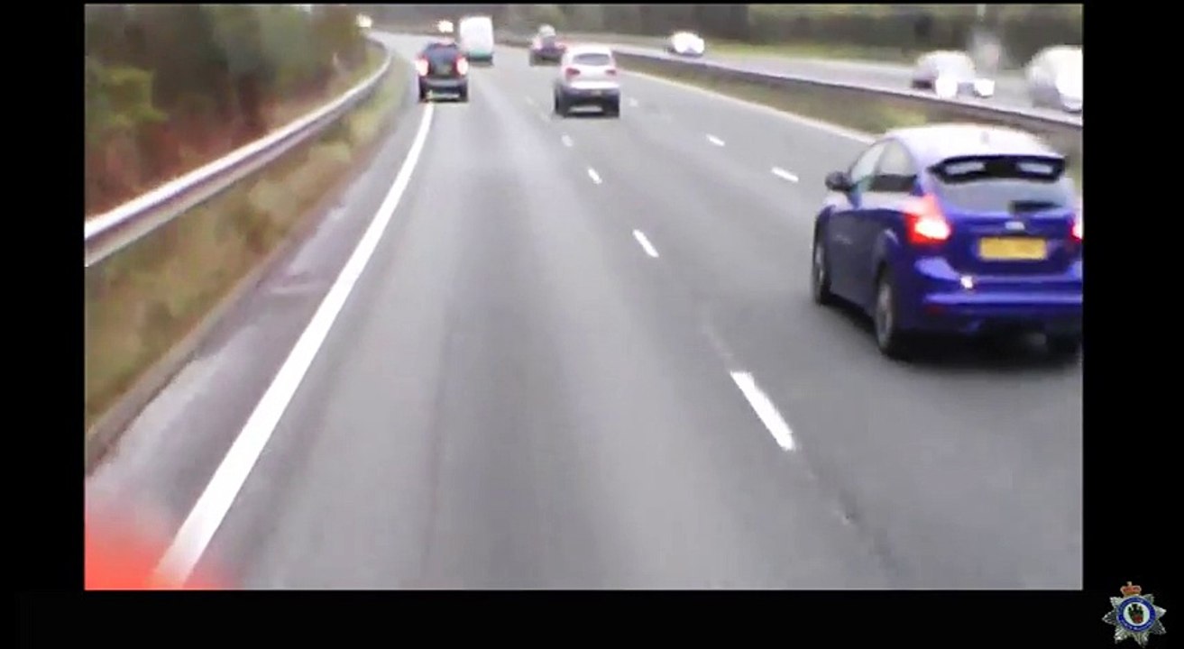 Un camion percute une voiture tombée en panne