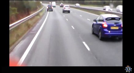 Un camion percute une voiture tombée en panne