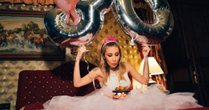 İrem Derici Kendi Paylaşımlarına Kendisi İsyan Etti