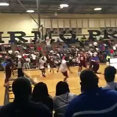 Zion Williamson claque encore un méchant dunk